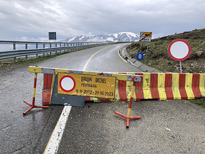 Cea mai înaltă şosea din ţară a rămas închisă în perioada minivacanţei de Rusalii, deşi ar fi fost destul de mulţi turişti dornici să se plimbe pe aici şi să...