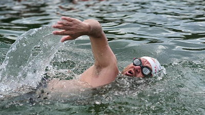 Înoată Rinul pentru Schengen! Bibliotecarul din Valea Jiului care ne-a obişnuit deja cu totul felul de reuşite sportive în ultimii ani porneşte la acest final de săptămână într-o nouă aventură...