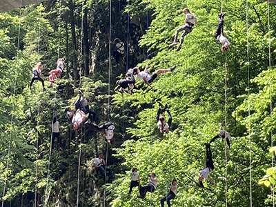 Un grup de 25 de tineri a reuşit ieri să realizeze un record naţional după ce au coborât în rapel de pe podul aflat lângă peştera Polovragi, de la o...