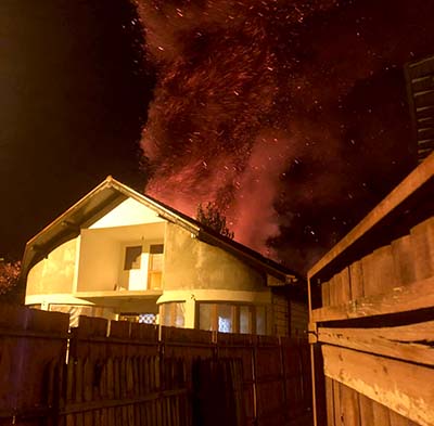 A fost panică mare în noaptea de marţi spre miercuri în cartierul Panduraşul din Târgu Jiu, unde un foc uriaş a fost la un pas de a se extinde la...