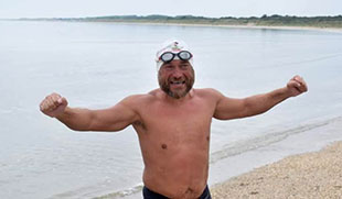 Nici nu a revenit bine acasă pentru a se bucura de cei peste 1000 de kilometri pe care i-a înotat vara aceasta pe Rin în campanie pentru integrarea României în...