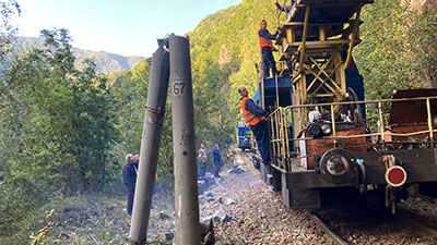 Traficul feroviar a fost complet paralizat marţi după-amiază pentru mai multe ore pe tronsonul dintre Petroşani şi Bumbeşti Jiu după ce bucăţi mari de stâncă au căzut pe calea ferată...