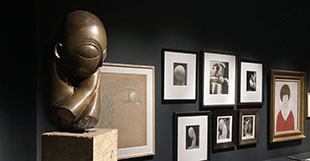 Cea mai mare expoziţie pe care România a reuşit să o organizeze cu opere ale marelui Constantin Brâncuşi, inclusiv documente personale, filmări şi fotografii făcute de artist, a fost deschisă...