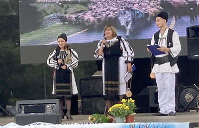 Singura gorjeancă, deocamdată, care a reuşit să întoarcă toate cele patru scaune ale emisiunii „Vocea României” a fost prezentă duminică la Novaci, cântând pe scena de la Festivalul Tocanului, unde...