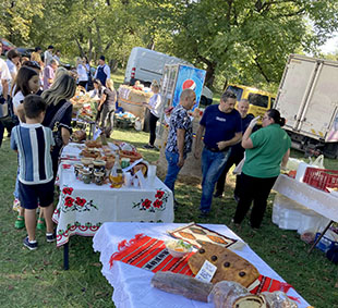 Mii de oameni au venit în week-end la Festivalul Sarmalelor şi Piftiilor organizat la Peştişani pentru prima dată în zăvoiul Nucet, acolo unde vara se ţine şi deja tradiţionalul festival...
