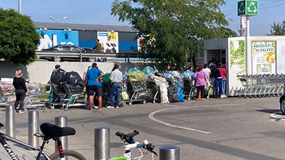 Situaţie inedită în parcarea unui supermarket din Târgu Jiu după ce aici a fost iniţiată o campanie de strângere a ambalajelor din sticlă, plastic şi hârtie în schimbul a 50...