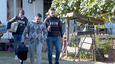 Un profesor de religie din Gorj are probleme penale după ce a fost pus sub acuzare şi chiar arestat preventiv într-un dosar penal în care săptămâna trecută s-au făcut descinderi...