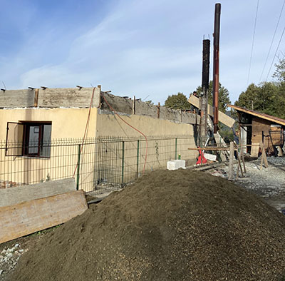 Casa distrusă zilele trecute într-un incendiu produs la câteva sute de metri de sediul Primăriei Tismana începe să fie refăcută, deşi mai e mult până va redeveni locuibilă. Localnici şi...