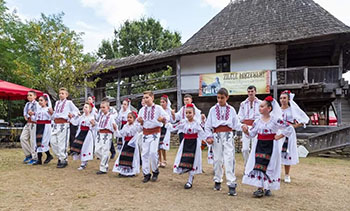 Peste 450 de persoane au fost prezente la manifestările organizate cu ocazia Zilelor Muzeului Arhitecturii Populare Curtişoara, din Gorj. Cei prezenţi au vizitat muzeul, au participat la ateliere tradiţionale şi...