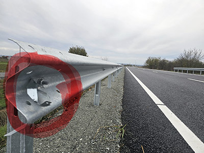 Nici nu s-au terminat lucrările începute acum zece ani la şoseaua de centură a municipiului Târgu Jiu că drumarii semnalează deja primele furturi comise aici. Mai multe semne reflectorizante, catadioptri...