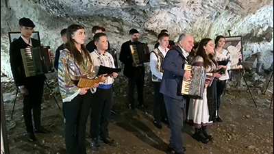 Un inedit concert de colinde a avut loc sâmbăta trecută în faimoasa Peşteră a Muierilor de la Baia de Fier, unde autorităţile au organizat un adevărat festival pentru a marca...