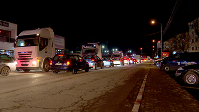 Sute de şoferi au continuat marţi seara să protesteze la Târgu Jiu, pe aceleaşi străduţe din zona de sud a municipiului. Aceştia au mers cu maşinile la viteză redusă între...
