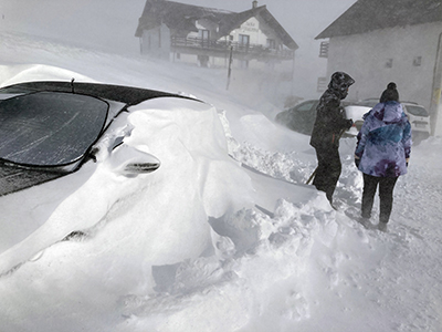 Un episod de iarnă severă s-a consumat începând din noaptea de miercuri spre joi până ieri seară la Rânca, mai ales în zona de la „coada” staţiunii, unde se pune...