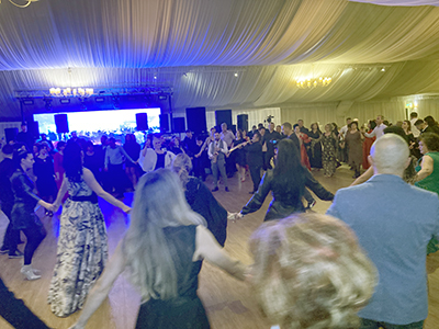 Peste 300 de muzicanţi s-au distrat la sfârşitul săptămânii trecute la Revelionul pe care îl organizează de 14 ani la Târgu Jiu pentru a recupera petrecerea pe care cei mai...