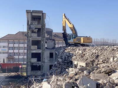 Autorităţile din Mătăsari au luat o decizie curajoasă şi în premieră cel puţin la nivelul judeţului, aceea de a pune la pământ o parte din blocurile care nu au fost...