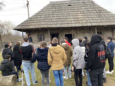 S-au scurs 148 de ani de la venirea pe lume a celui care, în timp, a devenit părintele sculpturii moderne, iar ieri muzeele de la Hobiţa şi Târgu Jiu care...