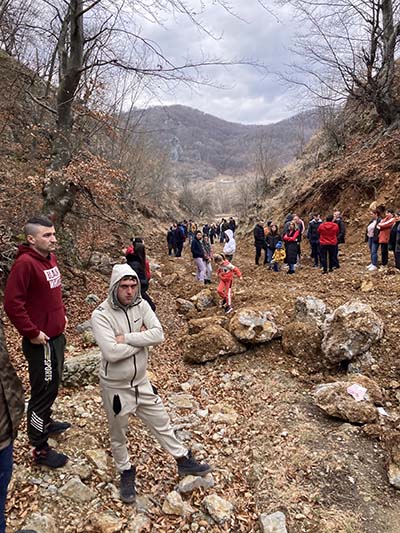 Zeci de localnici s-au strâns duminică la prânz la Gureni, în comuna Peştişani, în locul în care ar urma să funcţioneze din primăvara aceasta o carieră de calcar. Oamenii sunt...