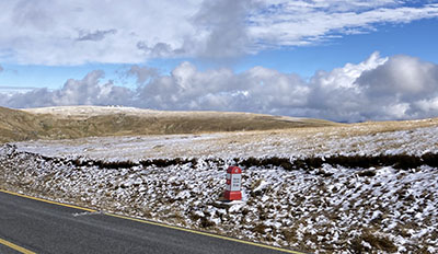 Nici nu s-au stins bine tăciunii din incendiile de vegetaţie ceu mistuit sute de hectare din cauza caniculei că, la munte, a şi nins! Un autentic episod de iarnă a...
