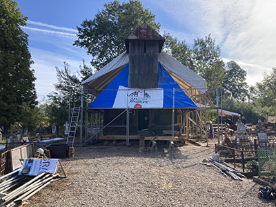 Mai mulţi studenţi la Arhitectură au venit din Bucureşti într-un program susţinut de „Ambulanţa pentru Monumente Oltenia Vest” pentru a ajuta la restaurarea unei bisericuţe vechi de sute de ani...