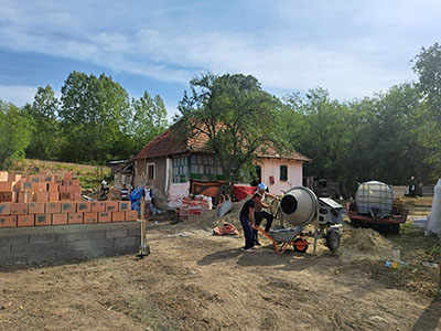 Trei copii şi mama lor din Slivileşti vor avea şansa toamna aceasta să se mute într-o casă nouă, care le este ridicată zilele acestea de consătenii lor. Oamenii au pus...