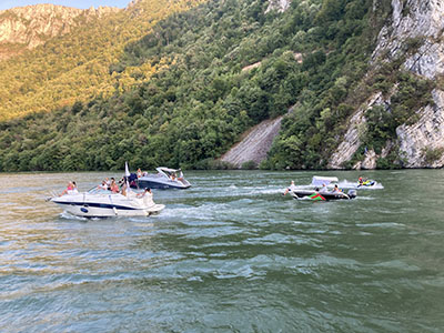 Turiştii care au fost la final de săptămână în Clisura Dunării au avut parte de un show de excepţie, dar şi de o plimbare gratuită cu barca prin Cazane. Printre...