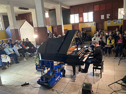 Mai mulţi gorjeni au participat la sfârşitul săptămânii trecute la un inedit concert de pian desfăşurat în sala de apel de la fosta mină Petrila, din Valea Jiului. Aceştia au...