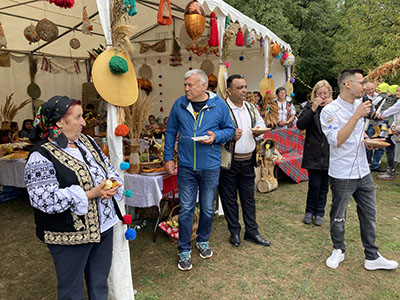 Programat de mai mult timp să aibă loc în ultima duminică din septembrie, Festivalul Sarmalelor şi Piftiilor de anul acesta a trecut cu brio prin codul portocaliu sub care care...