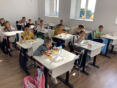 Unităţile de învăţământ în care se derulează în acest an şcolar programul guvernamental „Masă Sănătoasă” au scăpat de problema absenteismului şi se văd chiar nevoite să înfiinţeze clase sau grupe...