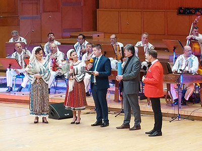 Emilia Dragotoiu Nanu a sărbătorit 30 de ani de activitate în muzica populară într-un concert memorabil la Sala Radio din Capitală. Emilia Dragotoiu Nanu a marcat un moment de neuitat...