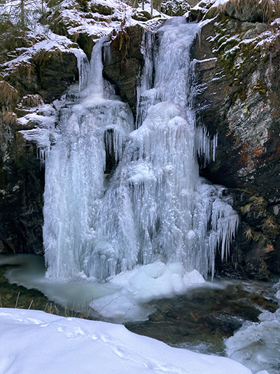 La câţiva zeci de kilometri de Târgu Jiu natura a îngheţat, la propriu, în ultimele zile în care termometrele au arătat temperaturi negative. Peisaje unice pot fi întâlnite în Cheile...