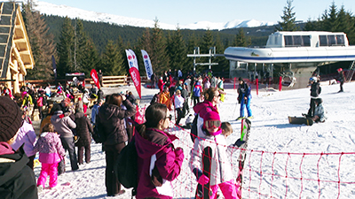 Mii de turişti au fost la sfârşitul săptămânii trecute pe pârtiile din Rânca, bucurându-se de o vreme frumoasă şi de zăpada care încă rezistă cel puţin pe pârtia principală. Oameni...