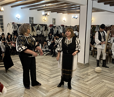 O şezătoare unică de Dragobete s-a desfăşurat la Novaci, la Punctul Gastronomic Local al băciţei Mărioara Băbu, unde zeci de tineri, dar şi vârstnici, s-au întâlnit pentru a discuta despre...