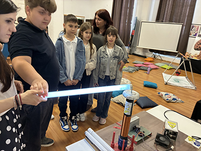 Un laborator mobil în care pot fi făcute tot felul de experimente şi explicate diverse fenomene din natură este prezent zilele acestea la Târgu Jiu. Amenajat la Muzeul Judeţean, acesta...