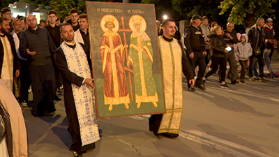 Câteva mii de persoane au participat marţi seara la procesiunea organizată în zona centrală a municipiului Târgu Jiu cu ocazia sărbătoririi Sfinţilor Împăraţi Constantin şi Elena, ocrotitorii spirituali ai oraşului....