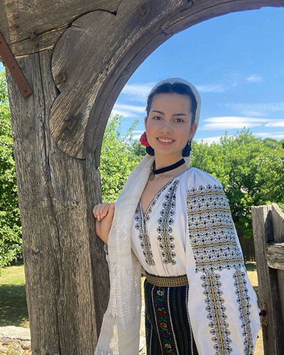 Daria are un parcurs artistic remarcabil pentru o interpretă de muzică populară din judeţul Gorj de doar 17 ani. A început să cânte la vârsta de doar 8 ani, moment...