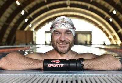 Bibliotecarul din Petroşani care are la activ mai multe recorduri în domeniul înotului, a intrat din nou la apă la sfârşitul săptămânii trecute. Avram Iancu a înotat de data aceasta...