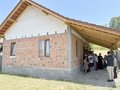 Ceea ce părea imposibil acum un an a devenit realitate ieri la Slivileşti, acolo unde o mamă şi trei copii au putut să se mute în casa care le-a fost...