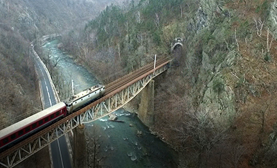 Două oferte au fost depuse la licitaţia pe care a lansat-o Sucursala Regională de Căi Ferate Craiova pentru modernizarea infrastructurii feroviare din Defileul Jiului. Lucrările presupun repararea a două poduri,...