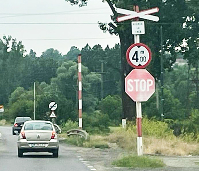 La intrarea în municipiul Motru, dinspre comuna suburbană Meri, este o trecere la nivel de cale ferată, semnalizată corect cu Crucea Sf. Andrei, semn de circulaţie care obligă conducătorii auto...