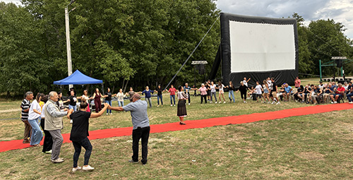 A patra ediţie a festivalului „Film în Sat” organizată de Cuzin Toma la Peştişani a debutat marţi seara fără ca de data aceasta să existe un sprijin financiar din partea...