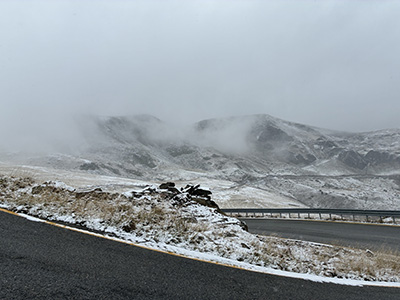 A nins pe Transalpina, spre bucuria turiştilor! Turiştii care au fost ieri în tranzit pe cea mai înaltă şosea din ţară au avut parte de peisaje pe care puţină lume le poate admira. Prima ninsoare din această...