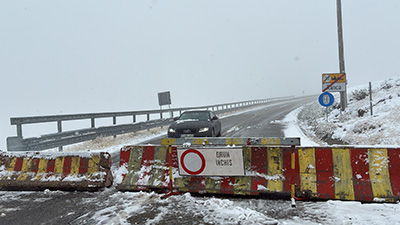 Transalpina, închisă din nou! Posibil până la primăvară! Traficul rutier a fost din nou restricţionat pe Transalpina, tot pe sectorul dintre Rânca şi Obârşia Lotrului. Cauza o reprezintă vremea rea şi ninsorile abundete din zona de munte, ninsori...