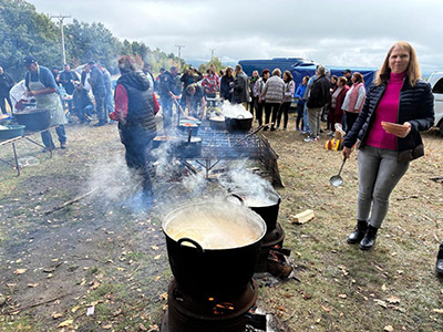 Mâncăruri tradiţionale gătite la ceaun în deal la Muşeteşti Un festival inedit al gătitului la ceaun a avut loc la finalul săptămânii trecute la Muşeteşti, într-o zonă extrem de pitorească, participanţii fiind gospodine, dar şi gospodari din zona de...