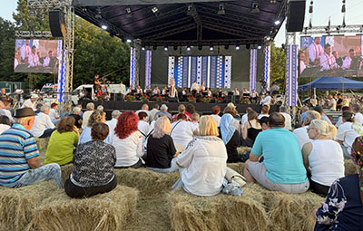 Mare sărbătoare, mare festival, făcut cu bun gust şi cu autenticitate românească zilele acestea la Hobiţa. În satul marelui Constantin Brâncuşi, la doi paşi de casa în care s-a născut...