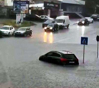 Timp de două zile la rând capitala Olteniei a fost lovită de inundaţii masive, precipitaţiile abundente ducând la formarea unor acumulări de apă pe care reţeaua de canalizare nu le-a...