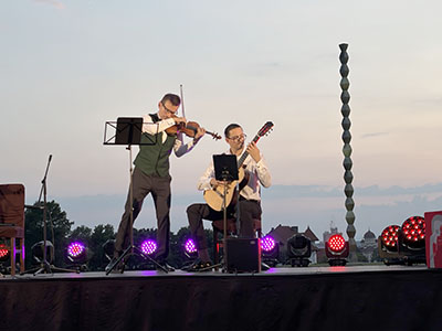 Două concerte excepţionale au avut loc în Gorj în cadrul Turneului Stradivarius susţinut de Alexandru Tomescu prin toată ţara şi intitulat „Muzele”, întregul concept artistic fiindu-I dedicat lui Constantin Brâncuşi...