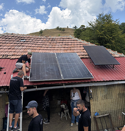 Mai multe case din zona de nord a Gorjului, pe graniţa cu Mehedinţiul şi Caraş Severinul, au de la sfârşitul săptămânii trecute o sursă de energie electrică. Asociaţia Energia Inteligentă,...