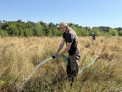 Eforturile pentru salvarea de la secetă a 3 hectare de plantaţie de pe malul Gilortului! Doi angajaţi ai Direcţiei Judeţene de Mediu Gorj au făcut zilele acestea eforturi pe care puţini dintre noi le cunosc pentru a salva peste 3 hectare de teren împădurit în...